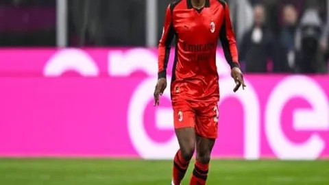 “意甲烽火：国际米兰一骑绝尘，巴塞罗那逆袭复仇；曼城虽捷四强心有不甘”